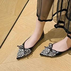 Eleganti ballerine nere a punta stile francese con strass, perle e un fiocco delicato