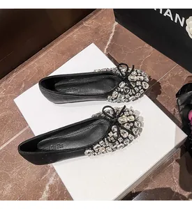 Detailansicht luxuriöser schwarzer Ballerinas mit funkelndem Kristall-Strass-Besatz