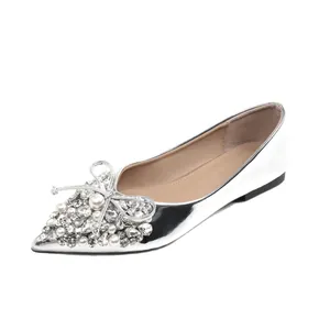 Eleganti ballerine da sposa argento a punta con strass scintillanti e fiocco di perle.