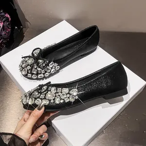 Eleganti ballerine nere con strass, suole morbide e un fiocco decorativo raffinato