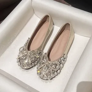 Eleganti ballerine color champagne decorate con strass scintillanti e dettaglio fiocco
