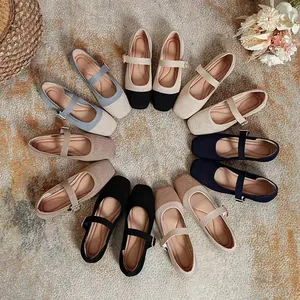 Vue de dessus de ballerines Mary Jane tricotées de couleurs variées disposées en cercle.