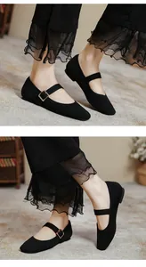 Vue détaillée des élégantes ballerines Mary Jane noires en tricot avec bride à boucle