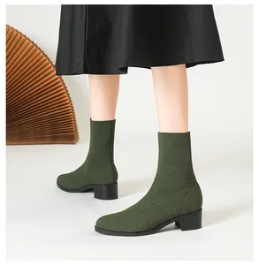 Botines de calcetín de punto verde oliva con tacón grueso y punta fina, en modelo