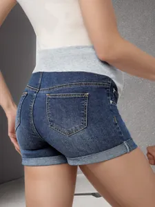 Vue arrière du short en jean de maternité avec bandeau gris extensible
