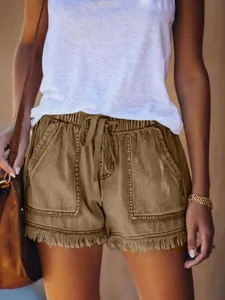 Vista dettagliata dei pantaloncini di jeans a vita alta marroni con coulisse e frange