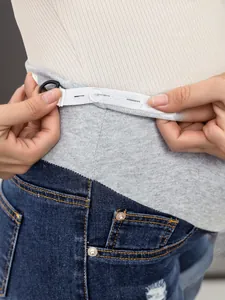Gros plan de la taille élastique réglable sur un short de maternité en jean avec soutien