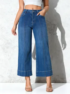 Detalle de los vaqueros elásticos de talle alto y pernera ancha para mujer en color azul