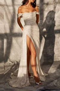 Robe de soirée argentée pailletée à épaules dénudées avec fente haute et traîne