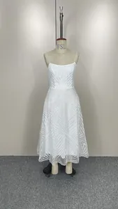 Vue détaillée d'une robe blanche sans manches avec broderie géométrique sur un mannequin