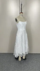 Vue détaillée d'une robe mi-longue blanche brodée sans manches sur un mannequin