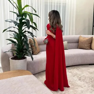 Elegante rode avondjurk met één schouder, een lange cape en nauwsluitende pasvorm