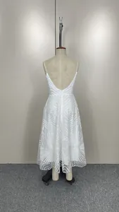 Vue arrière d'une robe longue blanche sans manches avec broderie géométrique argentée