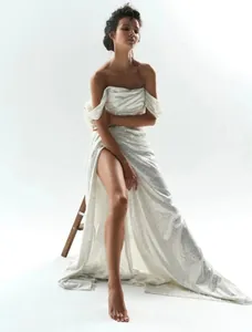 Élégante robe de bal blanche à paillettes, épaules dénudées et fente haute sexy