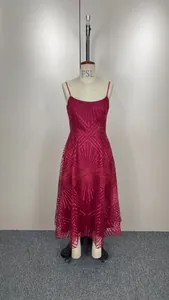 Vue détaillée d'une robe rouge foncé à fines bretelles et broderie géométrique.