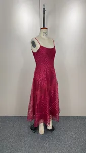 Vue détaillée d'une robe de soirée bordeaux sans manches avec broderie géométrique sur un mannequin