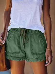 Dettaglio ravvicinato di pantaloncini jeans a vita alta con coulisse ed orlo sfrangiato