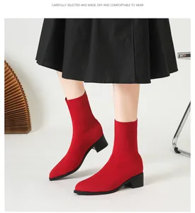 Vista detallada de botines de punto rojo para mujer con punta afilada y tacón de bloque.