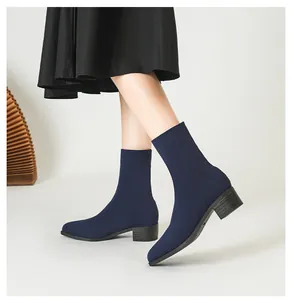 Elegantes botines de calcetín de punto azul marino con punta fina y tacón bloque