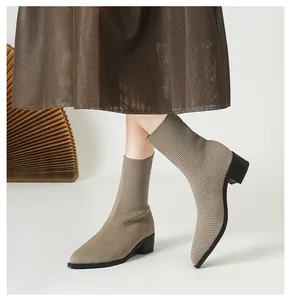 Detalle de los elegantes botines de punto caqui con punta fina y cómodo tacón bloque.