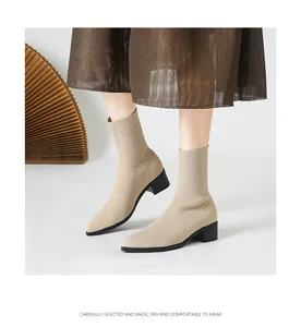 Detalle de botines de punto beige de punta afilada con cómodos tacones de bloque