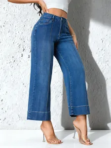 Vista detallada de vaqueros denim de talle alto con pernera ancha y costura