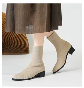 Detalle de botines de punto tipo calcetín en color beige con punta y tacón de bloque