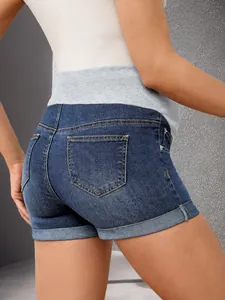 Short de grossesse en jean bleu foncé avec bandeau de ventre gris élastique, vue arrière.