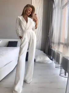 Eleganter weißer langärmliger Jumpsuit mit schrägem Kragen und weitem Bein