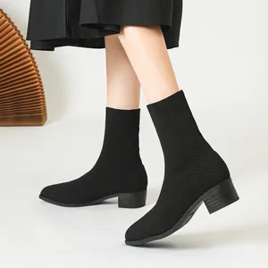 Elegantes botines de punto tipo calcetín para mujer en negro con punta fina y tacón ancho