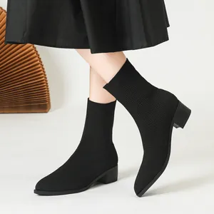 Elegantes botines de punto negros con punta afilada y tacón bloque para mujer