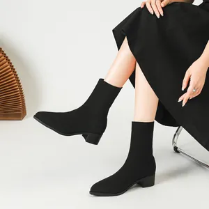 Elegantes botines de punto negros con punta fina y un tacón de bloque para mujer