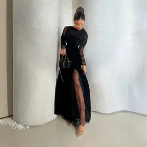 Elegante vestido largo de terciopelo negro y encaje con manga larga para fiesta