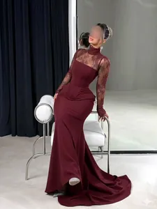 Robe de soirée bordeaux élégante avec dentelle, col montant et traîne sirène