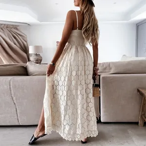 Combinaison en dentelle blanche avec élégant motif floral superposé pour le style d'été.