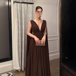 Elegante diepbruine geplooide chiffon avondjurk met V-hals en een vloeiend cape-detail