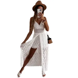 Combishort en dentelle blanche avec superposition de cape longue, style bohème chic d'été.