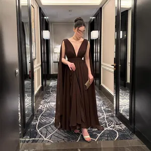 Elegante vloerlange bruine geplooide chiffon avondjurk met diepe V-hals en cape