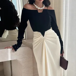 Elegante off-shoulder tweekleurige avondjurk met parelversiering en een slanke pasvorm