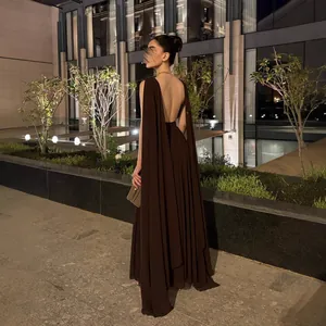 Elegante chocoladebruine avondjurk van geplooide chiffon met een open rug detail