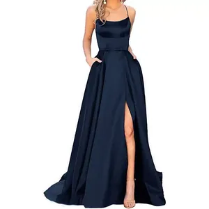 Elegante abito lungo da damigella in raso blu navy con spacco alto sulla gamba