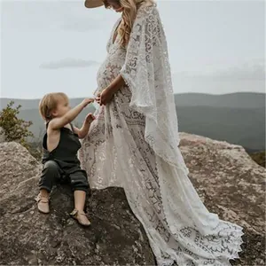 Élégante robe de maternité en dentelle blanche avec traîne et manches évasées pour photos
