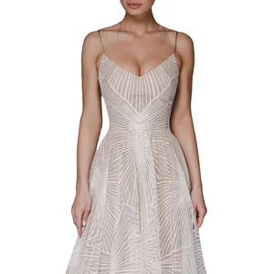 Robe longue élégante sans manches avec décolleté en V et broderie géométrique scintillante