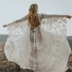 Élégante robe de maternité longue en dentelle blanche avec manches papillon.