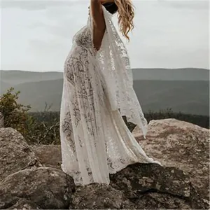 Robe de maternité élégante en dentelle blanche pour séance photo en plein air boho