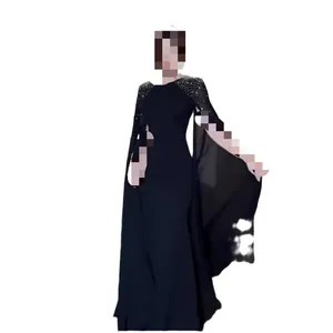 Élégante robe de soirée noire avec détails à paillettes et longues manches cape fluides