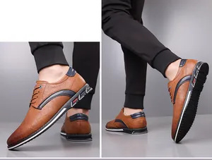Vue détaillée de chaussures décontractées en cuir marron à lacets pour hommes dynamiques