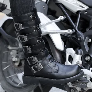 Vue latérale de bottes de moto noires pour hommes avec boucles tête de mort et cuir