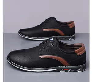 Vue détaillée de chaussures décontractées en cuir pour hommes noires avec accents marron