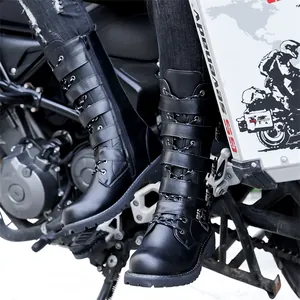 Bottes de combat professionnelles en cuir noir à boucles multiples posées sur une moto